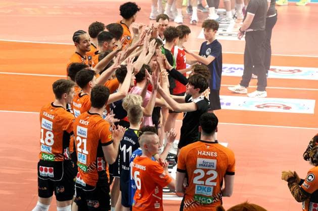 DEU, DVV, 1 VBL, BR Volleys vs Netzhoppers KW Bestensee, 23 03 2025, Max Schmeling Halle, Berlin, DEU, DVV, 1 VBL, BR Volleys vs Netzhoppers KW Bestensee, in the picture BR Volleys players circle with children Photo Juergen Engler nordphoto GmbH nordphotoxGmbHx xEngler nph00076
