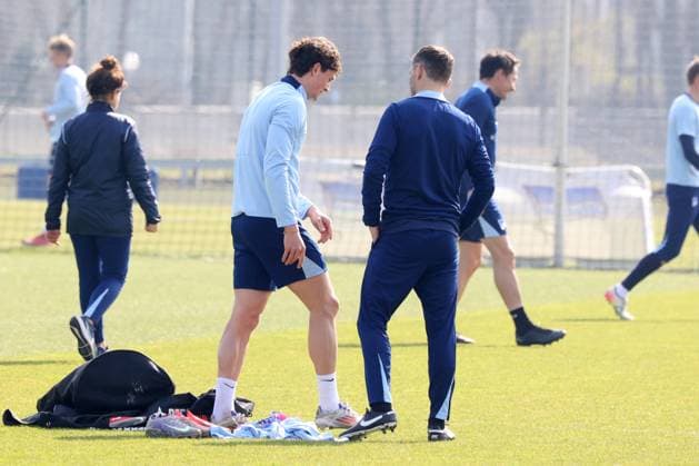 DEU, DFL, 2 FBL Hertha BSC, Training, 24 03 2025, Sportforum, Berlin, DEU, DFL, 2 FBL Hertha BSC, Training, in the picture Fabian Reese Hertha BSC Berlin 11 , Head coach Stefan Leitl Hertha BSC Berlin DFL regulations prohibit any use of Photographs as image sequences and or quasi video Foto Juergen Engler nordphoto GmbH nordphotoxGmbHx xEngler nph00076