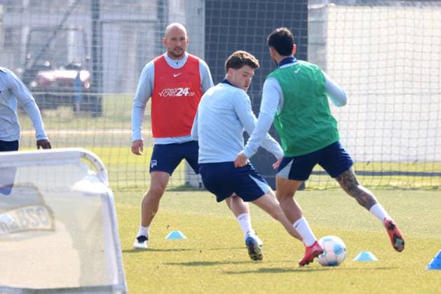 DEU, DFL, 2 FBL Hertha BSC, Training, 24 03 2025, Sportforum, Berlin, DEU, DFL, 2 FBL Hertha BSC, Training, im Bild Toni Leistner Hertha BSC Berlin 37 , Linus Gechter Hertha BSC Berlin 44 , Kevin Sessa Hertha BSC Berlin 8 DFL regulations prohibit any use of Photographs as image sequences and or quasi video Foto Juergen Engler nordphoto GmbH nordphotoxGmbHx xEngler nph00076