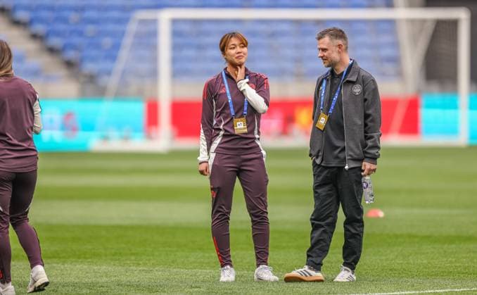 FRA, Lyon, Olympique Lyon vs FC Bayern Munich, WomenÂs Champions League, Football, UEFA, Season 2024 2025, Groupama Stadium, Quarterfinals, pictured from l Momoko Tanikawa FC Bayern Munich 18 and Alexander Straus Coach FC Bayern Munich Women before the match against Lyon DFB DFL REGULATIONS PROHIBIT ANY USE OF PHOTOGRAPHS AS IMAGE SEQUENCES AND OR QUASI VIDEO, 26 03 2025, Copyright: HMBxMedia HendrikxHamelau