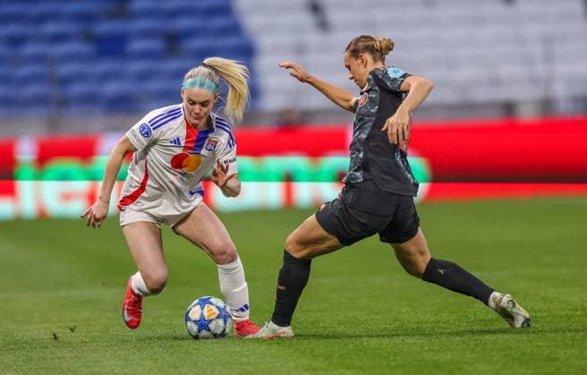 FRA, Lyon, Olympique Lyon vs FC Bayern Munich, WomenÂs Champions League, Football, UEFA, 2024 2025 season, Groupama Stadium, quarter-finals, pictured from l Ellie Carpenter, Klara Bühl FC Bayern Munich Women 17 DFB DFL REGULATIONS PROHIBIT ANY USE OF PHOTOGRAPHS AS IMAGE SEQUENCES AND OR QUASI VIDEO, 26 03 2025, Copyright: HMBxMedia HendrikxHamelau