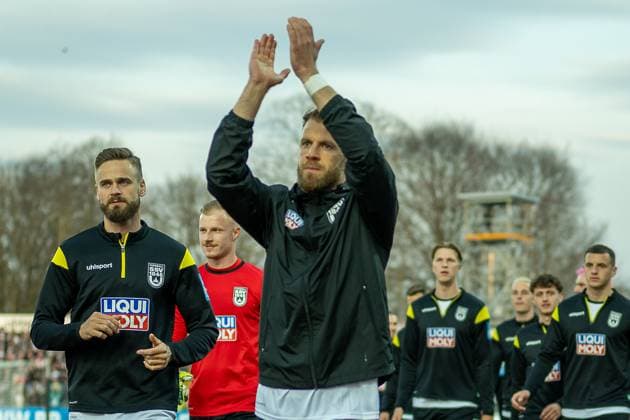The Ulm team around captain Johannes Reichert SSV Ulm 1846 Football, 05 , before the match with the fans, GER, SSV Ulm 1846 Football vs Darmstadt 98, Football, 2 Bundesliga, Matchday 27, Season 2024 2025, 28 03 2025, DFL DFB REGULATIONS PROHIBIT ANY USE OF PHOTOGRAPHS AS IMAGE SEQUENCES AND OR QUASI VIDEO, Eibner Pressefoto Sascha Walther GER, SSV Ulm 1846 Football vs Darmstadt 98, Football, 2 Bundesliga, Matchday 27, Season 2024 2025, 28 03 2025 Ulm Copyright: xEibner-Pressefotox EP_EER