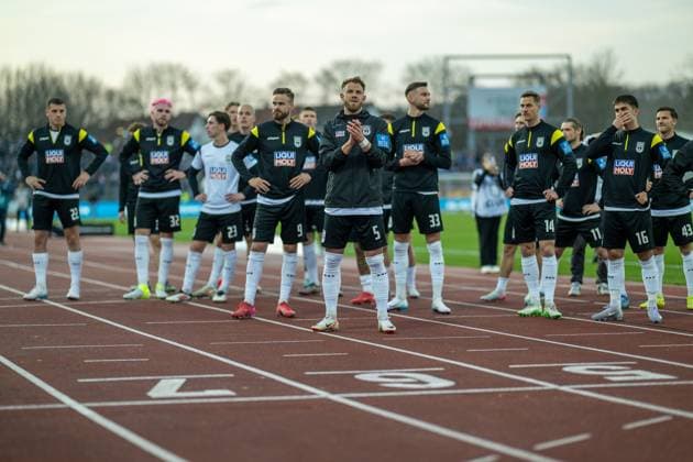 The Ulm team around captain Johannes Reichert SSV Ulm 1846 Football, 05 , before the match with the fans, GER, SSV Ulm 1846 Football vs Darmstadt 98, Football, 2 Bundesliga, Matchday 27, Season 2024 2025, 28 03 2025, DFL DFB REGULATIONS PROHIBIT ANY USE OF PHOTOGRAPHS AS IMAGE SEQUENCES AND OR QUASI VIDEO, Eibner Pressefoto Sascha Walther GER, SSV Ulm 1846 Football vs Darmstadt 98, Football, 2 Bundesliga, Matchday 27, Season 2024 2025, 28 03 2025 Ulm Copyright: xEibner-Pressefotox EP_EER