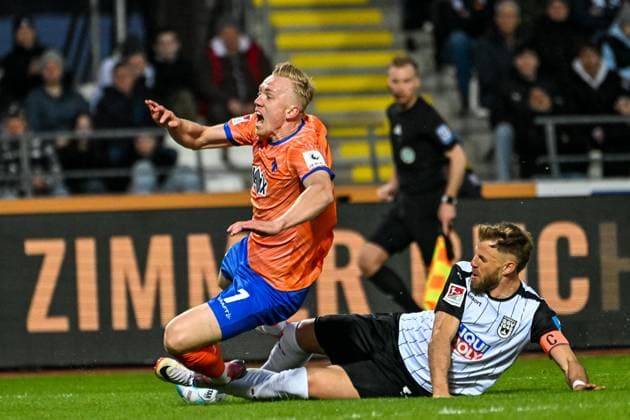 GER, 2 BL, SSV Ulm 1846 vs SV Darmstadt 98 28 03 2025, Donaustadion, Ulm, GER, 2 BL, SSV Ulm 1846 vs SV Darmstadt 98, in the picture Johannes Reichert SSV Ulm, 5 separates Isac Lidberg Darmstadt, 7 fairly from the ball nordphotoxGmbHx xHafner nph00200