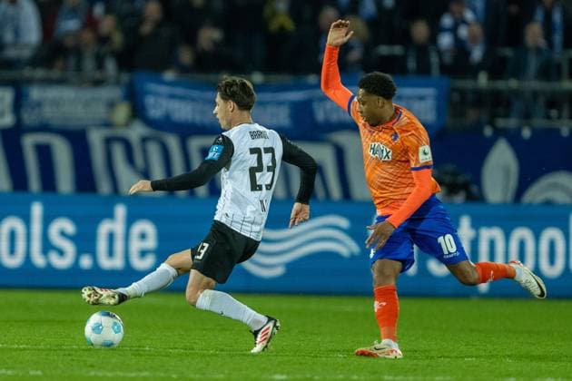 Max Brandt SSV Ulm 1846 Soccer, 23 , Jean Paul Boetius SV Darmstadt 98, 10 , GER, SSV Ulm 1846 Soccer vs Darmstadt 98, Soccer, 2 Bundesliga, Matchday 27, Season 2024 2025, 28 03 2025, DFL DFB REGULATIONS PROHIBIT ANY USE OF PHOTOGRAPHS AS IMAGE SEQUENCES AND OR QUASI VIDEO, Eibner Pressefoto Sascha Walther GER, SSV Ulm 1846 Football vs Darmstadt 98, Football, 2 Bundesliga, Matchday 27, Season 2024 2025, 28 03 2025 Ulm Copyright: xEibner-Pressefotox EP_EER