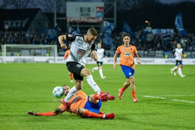 Lucas Roeser SSV Ulm 1846 Soccer, 09 , Aleksandar Vukotic SV Darmstadt 98, 20 , GER, SSV Ulm 1846 Soccer vs Darmstadt 98, Soccer, 2 Bundesliga, Matchday 27, Season 2024 2025, 28 03 2025, DFL DFB REGULATIONS PROHIBIT ANY USE OF PHOTOGRAPHS AS IMAGE SEQUENCES AND OR QUASI VIDEO, Eibner Pressefoto Sascha Walther GER, SSV Ulm 1846 Football vs Darmstadt 98, Football, 2 Bundesliga, Matchday 27, Season 2024 2025, 28 03 2025 Ulm Copyright: xEibner-Pressefotox EP_EER