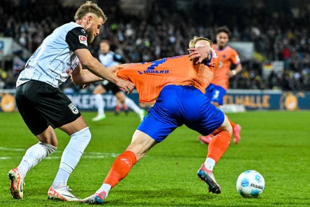 GER, 2 BL, SSV Ulm 1846 vs SV Darmstadt 98 28 03 2025, Donaustadion, Ulm, GER, 2 BL, SSV Ulm 1846 vs SV Darmstadt 98, in the picture Johannes Reichert SSV Ulm, 5 holds Isac Lidberg Darmstadt, 7 by the jersey nordphotoxGmbHx xHafner nph00200