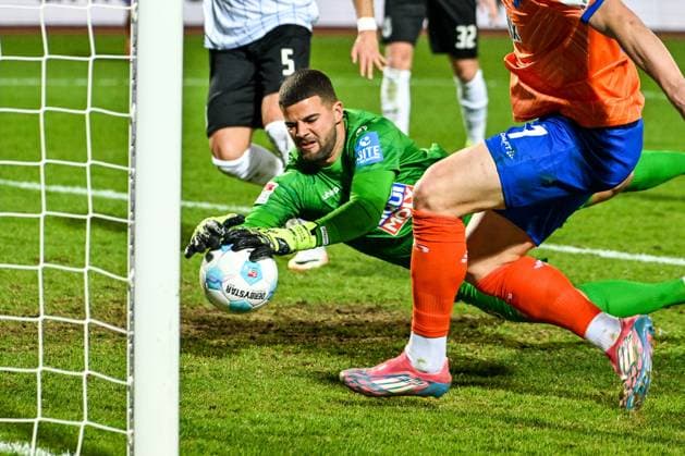GER, 2 BL, SSV Ulm 1846 vs SV Darmstadt 98 28 03 2025, Donaustadion, Ulm, GER, 2 BL, SSV Ulm 1846 vs SV Darmstadt 98, in the picture brilliant save by Niklas Thiede SSV Ulm, 1 vs Isac Lidberg Darmstadt, 7 nordphotoxGmbHx xHafner nph00200