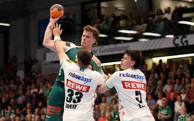 BAU 28 03 2025 Göppingen Handball FRISCH AUF Göppingen vs SC DHfK Leipzig, f l Victor Klöve Göppingen , Luka Rogan, Simon Ernst Leipzig