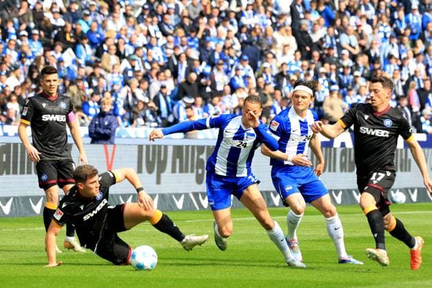 DEU, DFL, 2 FBL, Hertha BSC vs Karlsruher SC, 29 03 2025, Berliner Olympiastadion, Berlin, DEU, DFL, 2 FBL, Hertha BSC vs Karlsruher SC, in the picture Derry Scherhant Hertha BSC Berlin 39 , Fabian Reese Hertha BSC Berlin 11 , Marcel Beifus Karlsruher SC 4 , NICOLAI RAPP Karlsruher SC 17 DFL regulations prohibit any use of Photographs as image sequences and or quasi video Foto Juergen Engler nordphoto GmbH nordphotoxGmbHx xEngler nph00076