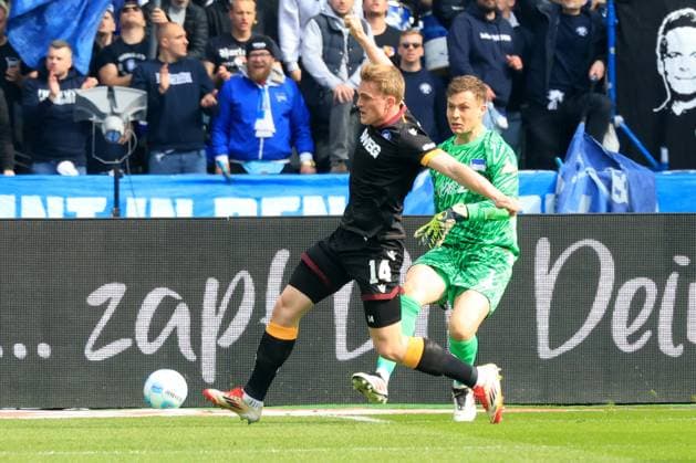 DEU, DFL, 2 FBL, Hertha BSC vs Karlsruher SC, 29 03 2025, Berliner Olympiastadion, Berlin, DEU, DFL, 2 FBL, Hertha BSC vs Karlsruher SC, im Bild Tjark Ernst Hertha BSC Berlin 1 , Jordi Figueras Karlsruher SC 14 DFL regulations prohibit any use of Photographs as image sequences and or quasi video Foto Juergen Engler nordphoto GmbH nordphotoxGmbHx xEngler nph00076