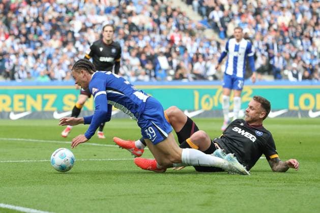 29 03 2025, xtgx, Football 2 Bundesliga, Hertha BSC Berlin Karlsruher SC emspor, v l Derry Scherhant Hertha, 39 , Marcel Franke Karlsruhe, 28 Zweikampf, Duell, Kampf, tackle Schwalbe DFL DFB REGULATIONS PROHIBIT ANY USE OF PHOTOGRAPHS as IMAGE SEQUENCES and or QUASI VIDEO Berlin