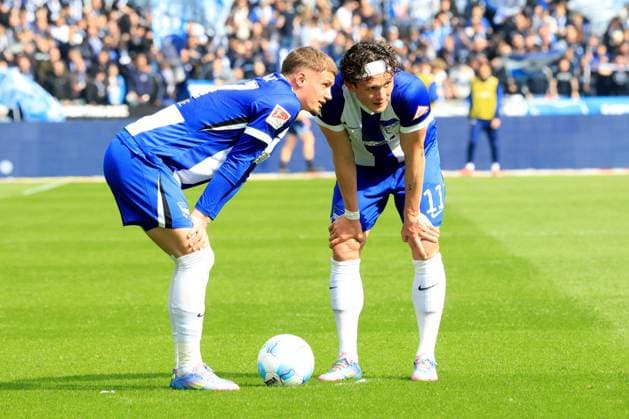 DEU, DFL, 2 FBL, Hertha BSC vs Karlsruher SC, 29 03 2025, Berliner Olympiastadion, Berlin, DEU, DFL, 2 FBL, Hertha BSC vs Karlsruher SC, im Bild Hertha Spielerkreis,,Berlin, Michael Cuisance Hertha BSC Berlin 27 , Fabian Reese Hertha BSC Berlin 11 , DFL regulations prohibit any use of Photographs as image sequences and or quasi video Foto Juergen Engler nordphoto GmbH nordphotoxGmbHx xEngler nph00076