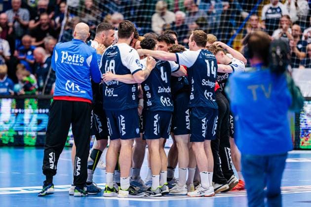 The team of TBV Lemgo Lippe celebrates after 34 29 victory GER, TBV Lemgo Lippe vs SG Flensburg Handewitt, Handball, 1 Bundesliga, 24 Matchday, Season 2024 2025, 29 03 2025 GER, TBV Lemgo Lippe vs SG Flensburg Handewitt, Handball, 1 Bundesliga, 24 Matchday, Season 2024 2025, 29 03 2025 Lemgo Copyright: xEibner-Pressefoto JanxRollingerx EP_JSK