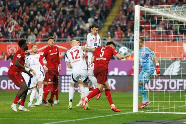 Handball by Maximilian Bauer 1 FC Kaiserslautern before the disallowed goal by Jan Elvedi 1 FC Kaiserslautern , 1 FC Kaiserslautern vs Fortuna Duesseldorf, Football, 2 Bundesliga, Season 2024 2025, Matchday 27, 29 03 2025 1 FC Kaiserslautern vs Fortuna Duesseldorf, Football, 2 Bundesliga, Season 2024 2025, Matchday 27, 29 03 2025 Kaiserslautern Copyright: xEibner-Pressefoto AlexanderxNeisx EP_ANS