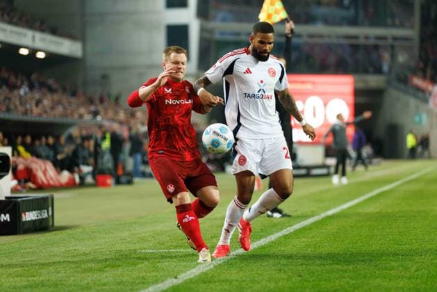 Jean Zimmer 1 FC Kaiserslautern in duel with Jamil Siebert Fortuna Duesseldorf , 1 FC Kaiserslautern vs Fortuna Duesseldorf, Soccer, 2 Bundesliga, Season 2024 2025, Matchday 27, 29 03 2025 1 FC Kaiserslautern vs Fortuna Duesseldorf, Soccer, 2 Bundesliga, Season 2024 2025, Matchday 27, 29 03 2025 Kaiserslautern Copyright: xEibner-Pressefoto AlexanderxNeisx EP_ANS