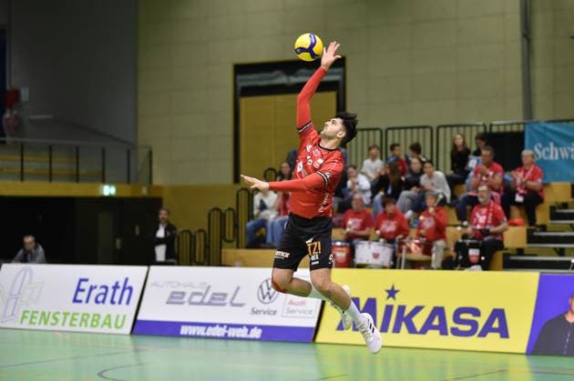 Serve Yannick Menke TV Rottenburg, 12 TV Rottenburg vs CERATONIA Volleys Eltmann, Volleyball, 2 Bundesliga Sued, 24 Matchday, Season 2024 2025, 29 03 2025, TV Rottenburg vs CERATONIA Volleys Eltmann, Volleyball, 2 Bundesliga Sued, 24 Matchday, Season 2024 2025, 29 03 2025 Rottenburg Copyright: xEibner-Pressefoto RalphxKunzex EP_RKE
