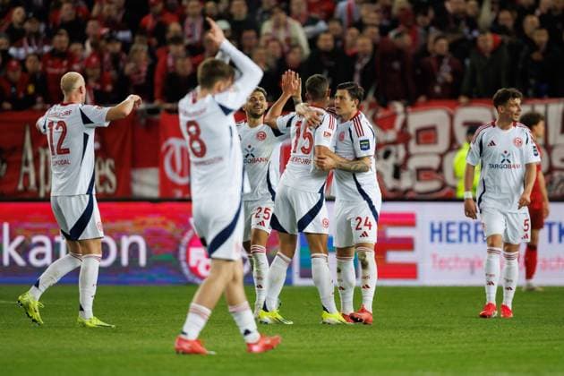 Tim Oberdorf Fortuna Duesseldorf celebrates the goal to 1 1 with Dawid Kownacki Fortuna Duesseldorf , Matthias Zimmermann Fortuna Duesseldorf , 1 FC Kaiserslautern vs Fortuna Duesseldorf, Soccer, 2 Bundesliga, Season 2024 2025, Matchday 27, 29 03 2025 1 FC Kaiserslautern vs Fortuna Duesseldorf, Soccer, 2 Bundesliga, Season 2024 2025, Matchday 27, 29 03 2025 Kaiserslautern Copyright: xEibner-Pressefoto AlexanderxNeisx EP_ANS