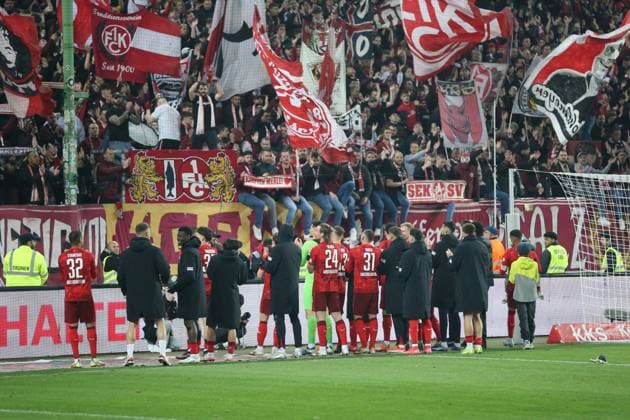 29 03 2025, xrekx, Fußball 2 Bundesliga, 1 FC Kaiserslautern Fortuna Duesseldorf v l Die Mannschaft bedankkt sich dank sich bei den Fans, the player thanks the fans for their support Fans ,Stimmung, Schals, Trikot, Flag, Banner, Ultras, Spectators, Visitors, Choreo, Choreography, atmosphere, spectators, Visitors Westkurve DFL DFB REGULATIONS PROHIBIT ANY USE OF PHOTOGRAPHS as IMAGE SEQUENCES and or QUASI VIDEO Kaiserslautern