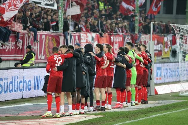 29 03 2025, xrekx, Fußball 2 Bundesliga, 1 FC Kaiserslautern Fortuna Duesseldorf v l Die Mannschaft bedankkt sich dank sich bei den Fans, the player thanks the fans for their support Fans ,Stimmung, Schals, Trikot, Flag, Banner, Ultras, Spectators, Visitors, Choreo, Choreography, atmosphere, spectators, Visitors Westkurve DFL DFB REGULATIONS PROHIBIT ANY USE OF PHOTOGRAPHS as IMAGE SEQUENCES and or QUASI VIDEO Kaiserslautern