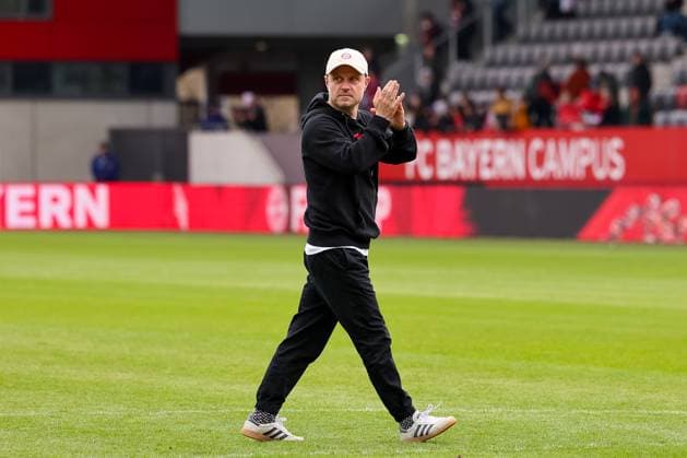 Alexander Straus FC Bayern Muenchen, Coach thanks the fans after the win, GER, FC Bayern Muenchen vs Bayer 04 Leverkusen, Football, Google Pixel Womens Bundesliga, Matchday 18, Season 2024 2025, 30 03 2025, DFB REGULATES PROHIBIT ANY USE OF PHOTOGRAPHS AS IMAGE SEQUENCES AND OR QUASI VIDEO, GER, FC Bayern Muenchen vs Bayer 04 Leverkusen, Football, Google Pixel Womens Bundesliga, Matchday 18, Season 2024 2025, 30 03 2025 Muenchen Copyright: xEibner-Pressefoto JennixMaulx EP_JML