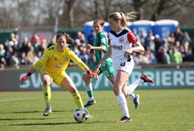 29 03 2025, xcex, GER, Bremen, Platz 11, Frauenfussball, 1 Bundesliga, DIE LIGA, Google Pixel Frauen Bundesliga, Saison 2024 2025, Spieltag 18, SGE, SV Werder Bremen SVW Eintracht Frankfurt Frauen SGE , Laura Freigang SGE vs Livia Peng SVW DFL regulations prohibit any use of photographs as image sequences and or quasi video