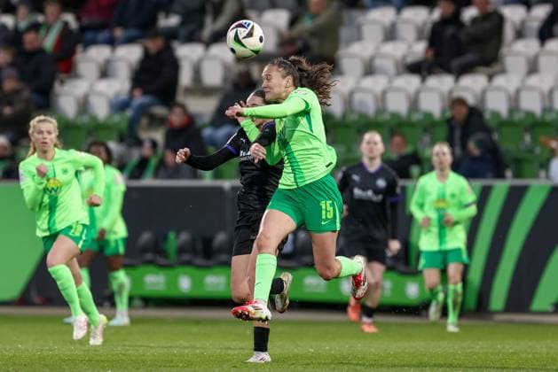 from left Kassandra Potsi SGS Essen, 28 and Diana Nemeth VfL Wolfsburg, 15 in a duel, dynamic, action, action, game scene, THE DFB REGULATIONS PROHIBIT ANY USE OF PHOTOGRAPHS AS IMAGE SEQUENCES AND OR QUASI VIDEO , 30 03 2025, Wolfsburg Germany , Football, Google Pixel Womens Bundesliga, VfL Wolfsburg SGS Essen xobx