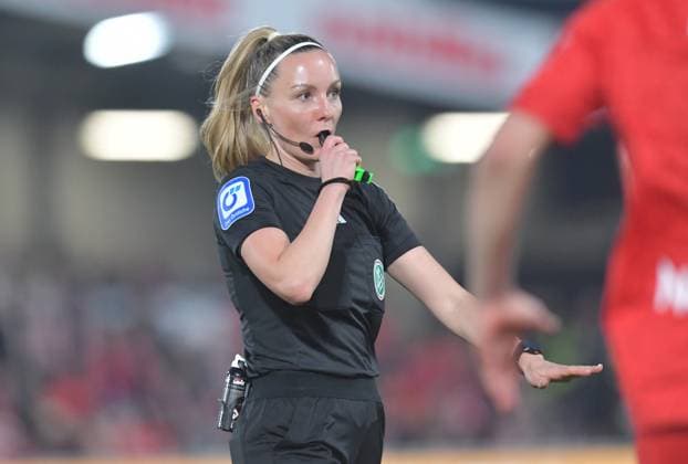 28 03 2025, GER, Soccer, 3 Liga, Season 2024 2025, Matchday 30, Sportclub Arena, Verl SC Verl Rot Weiss Essen 3 0 Fabienne Michel, Referee, Action, Single image, Cross, Facial expression, Gestures