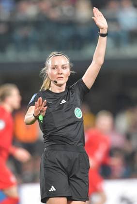 28 03 2025, GER, Soccer, 3 Liga, Season 2024 2025, Matchday 30, Sportclub Arena, Verl SC Verl Rot Weiss Essen 3 0 Fabienne Michel, Referee, Action, Single image, High, Facial expression, Gestures