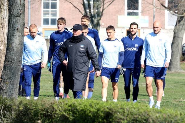 DEU, DFL, 2. FBL Hertha BSC, Training, 02.04.2025, Sportforum, Berlin, DEU, DFL, 2. FBL Hertha BSC, Training, im Bild Co-Trainer, Armin Reutershahn (Hertha BSC Berlin), Hertha-Spielerkreis DFL - regulations prohibit any use of Photographs as image sequences and or quasi-video Foto: Juergen Engler nordphoto GmbH nordphotoxGmbHx xEngler nph00076