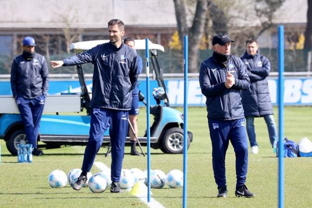 DEU, DFL, 2. FBL Hertha BSC, Training, 02.04.2025, Sportforum, Berlin, DEU, DFL, 2. FBL Hertha BSC, Training, im Bild Co-Trainer Andre Mijatovic (Hertha BSC Berlin), Co-Trainer, Armin Reutershahn (Hertha BSC Berlin) DFL - regulations prohibit any use of Photographs as image sequences and or quasi-video Foto: Juergen Engler nordphoto GmbH nordphotoxGmbHx xEngler nph00076