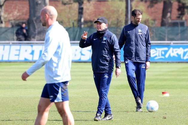 DEU, DFL, 2. FBL Hertha BSC, Training, 02.04.2025, Sportforum, Berlin, DEU, DFL, 2. FBL Hertha BSC, Training, im Bild Co-Trainer Andre Mijatovic (Hertha BSC Berlin), Co-Trainer, Armin Reutershahn (Hertha BSC Berlin) DFL - regulations prohibit any use of Photographs as image sequences and or quasi-video Foto: Juergen Engler nordphoto GmbH nordphotoxGmbHx xEngler nph00076
