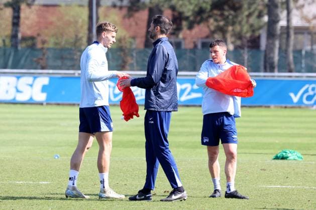 DEU, DFL, 2. FBL Hertha BSC, Training, 02.04.2025, Sportforum, Berlin, DEU, DFL, 2. FBL Hertha BSC, Training, im Bild Co-Trainer Andre Mijatovic (Hertha BSC Berlin), Michael Cuisance (Hertha BSC Berlin 27), Diego Demme (Hertha BSC Berlin 6) DFL - regulations prohibit any use of Photographs as image sequences and or quasi-video Foto: Juergen Engler nordphoto GmbH nordphotoxGmbHx xEngler nph00076