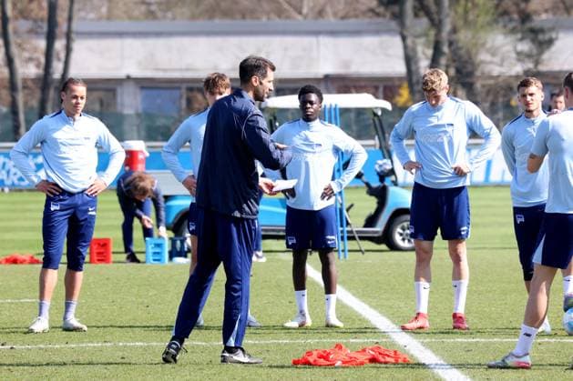 DEU, DFL, 2. FBL Hertha BSC, Training, 02.04.2025, Sportforum, Berlin, DEU, DFL, 2. FBL Hertha BSC, Training, im Bild Cheftrainer Stefan Leitl (Hertha BSC Berlin), Hertha-Spielerkreis DFL - regulations prohibit any use of Photographs as image sequences and or quasi-video Foto: Juergen Engler nordphoto GmbH nordphotoxGmbHx xEngler nph00076