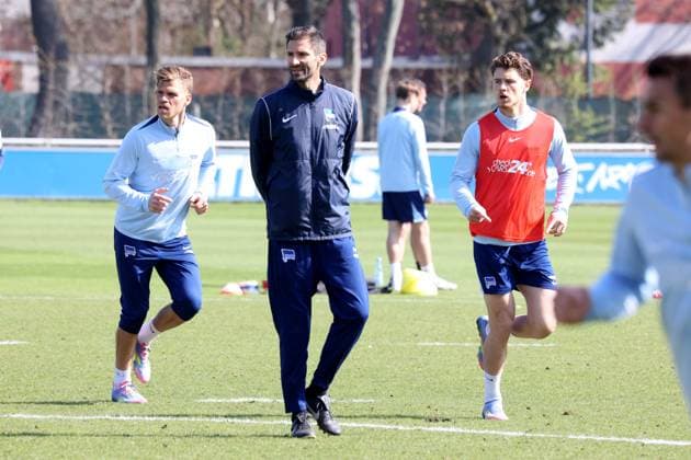 DEU, DFL, 2 FBL Hertha BSC, Training, 02 04 2025, Sportforum, Berlin, DEU, DFL, 2 FBL Hertha BSC, Training, im Bild Co Trainer Andre Mijatovic Hertha BSC Berlin , Florian Niederlechner Hertha BSC Berlin 7 , Pascal Klemens Hertha BSC Berlin 41 DFL regulations prohibit any use of Photographs as image sequences and or quasi video Foto Juergen Engler nordphoto GmbH nordphotoxGmbHx xEngler nph00076