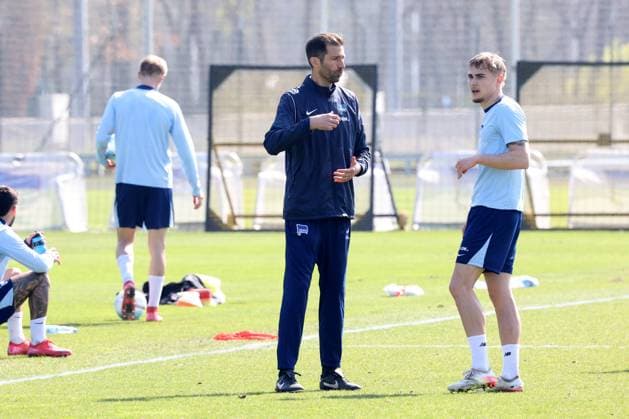 DEU, DFL, 2 FBL Hertha BSC, Training, 02 04 2025, Sportforum, Berlin, DEU, DFL, 2 FBL Hertha BSC, Training, im Bild Co Trainer Andre Mijatovic Hertha BSC Berlin , Marten Winkler Hertha BSC Berlin 22 DFL regulations prohibit any use of Photographs as image sequences and or quasi video Foto Juergen Engler nordphoto GmbH nordphotoxGmbHx xEngler nph00076