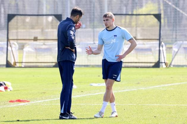 DEU, DFL, 2 FBL Hertha BSC, Training, 02 04 2025, Sportforum, Berlin, DEU, DFL, 2 FBL Hertha BSC, Training, im Bild Co Trainer Andre Mijatovic Hertha BSC Berlin , Marten Winkler Hertha BSC Berlin 22 DFL regulations prohibit any use of Photographs as image sequences and or quasi video Foto Juergen Engler nordphoto GmbH nordphotoxGmbHx xEngler nph00076