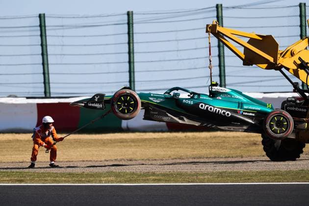Sport Bilder des Tages F1 - JAPANESE GRAND PRIX 2025 14 ALONSO Fernando (spa), Aston Martin F1 Team AMR24, action marshall, commissaire de piste, marshal, marshalls, marshals during the Formula 1 Lenovo Japanese Grand Prix 2025, 3rd round of the 2025 FIA Formula One World Championship, WM, Weltmeisterschaft from April 4 to 6, 2025 on the Suzuka Circuit, in Suzuka, Japan - SuzukaJapan Copyright: xANTONINxVINCENTx