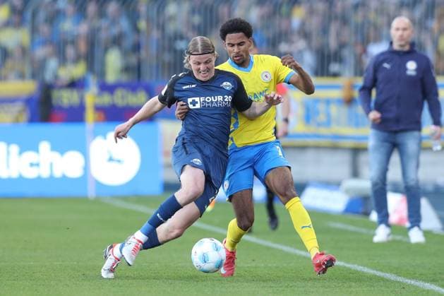 04 04 2025, xtgx, Soccer 2 Bundesliga, Eintracht Braunschweig SC Paderborn 07 emspor, v l Felix Goetze Paderborn, 20 , Sanoussy Ba Braunschweig, 25 duel, duel, fight, tackle DFL DFB REGULATIONS PROHIBIT ANY USE OF PHOTOGRAPHS as IMAGE SEQUENCES and or QUASI VIDEO Braunschweig