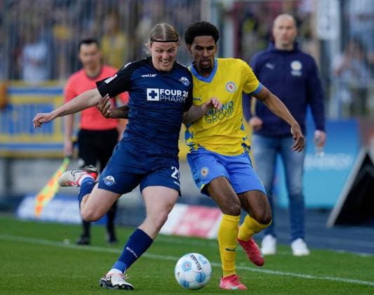 Felix Goetze SC Paderborn 07, 20 vs Sanoussy Ba Eintracht Braunschweig, 25 GER, Eintracht Braunschweig vs SC Paderborn 07, 2 Bundesliga, Matchday 28, Season 2024 2025, 04 04 2025 DFL REGULATIONS PROHIBIT ANY USE OF PHOTOGRAPHS AS IMAGE SEQUENCES AND OR QUASI VIDEO GER, Eintracht Braunschweig vs SC Paderborn 07, 2 Bundesliga, Matchday 28, Season 2024 2025, 04 04 2025 Braunschweig Copyright: xEibner-Pressefoto ScottxColemanx EP_SCN