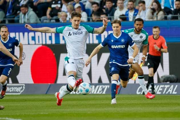 Phil Neumann Hannover 96, 05 and Dzenis Burnic Karlsruher SC, 07 in a running duel , Germany, Soccer, 2 Bundesliga, Matchday, 2024 2025, Karlsruher SC vs Hannover 96, 04 04 2025, BBBank Wildpark, Karlsruhe, Germany DFL REGULATIONS PROHIBIT ANY USE OF PHOTOGRAPHS AS IMAGE SEQUENCES AND OR QUASI VIDEO Karlsruhe BBBank Wildpark Baden Württemberg Germany Copyright: xGrantxHubbsx