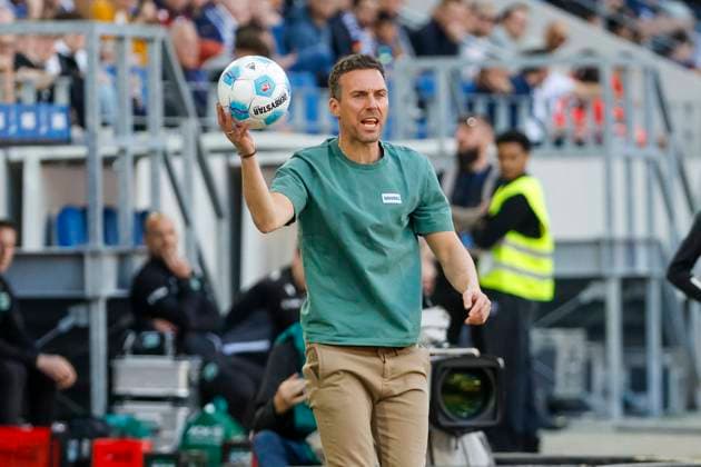 Christian Eichner Karlsruher SC, Coach , Germany, Football, 2 Bundesliga, Matchday, 2024 2025, Karlsruher SC vs Hannover 96, 04 04 2025, BBBank Wildpark, Karlsruhe, Germany DFL REGULATIONS PROHIBIT ANY USE OF PHOTOGRAPHS AS IMAGE SEQUENCES AND OR QUASI VIDEO Karlsruhe BBBank Wildpark Baden Württemberg Germany Copyright: xGrantxHubbsx