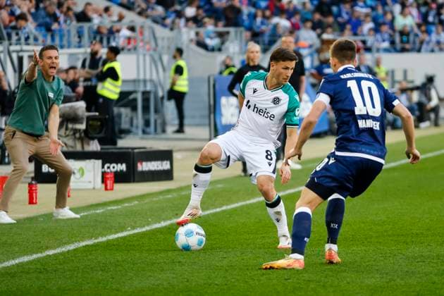 Enzo Leopold Hannover 96, 08 and Marvin Wanitzek Karlsruher SC, 10 fighting for the ball , Germany, Soccer, 2 Bundesliga, Matchday, 2024 2025, Karlsruher SC vs Hannover 96, 04 04 2025, BBBank Wildpark, Karlsruhe, Germany DFL REGULATIONS PROHIBIT ANY USE OF PHOTOGRAPHS AS IMAGE SEQUENCES AND OR QUASI VIDEO Karlsruhe BBBank Wildpark Baden Württemberg Germany Copyright: xGrantxHubbsx