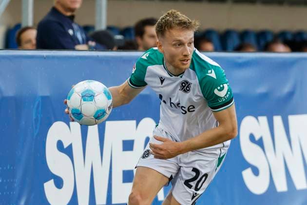 Jannik Dehm Hannover 96, 20 , Germany, Football, 2 Bundesliga, Matchday, 2024 2025, Karlsruher SC vs Hannover 96, 04 04 2025, BBBank Wildpark, Karlsruhe, Germany DFL REGULATIONS PROHIBIT ANY USE OF PHOTOGRAPHS AS IMAGE SEQUENCES AND OR QUASI VIDEO Karlsruhe BBBank Wildpark Baden Württemberg Germany Copyright: xGrantxHubbsx