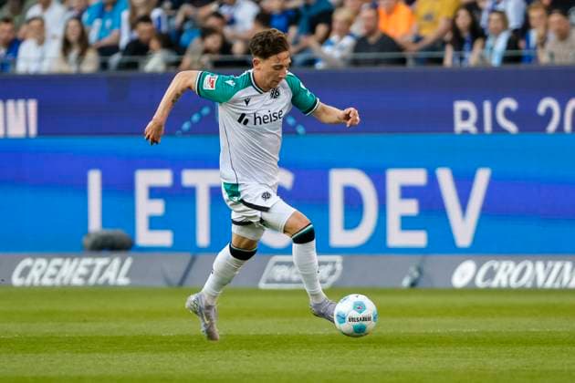Jannik Rochelt Hannover 96, 10 on the ball , Germany, Football, 2 Bundesliga, Matchday, 2024 2025, Karlsruher SC vs Hannover 96, 04 04 2025, BBBank Wildpark, Karlsruhe, Germany DFL REGULATIONS PROHIBIT ANY USE OF PHOTOGRAPHS AS IMAGE SEQUENCES AND OR QUASI VIDEO Karlsruhe BBBank Wildpark Baden Württemberg Germany Copyright: xGrantxHubbsx