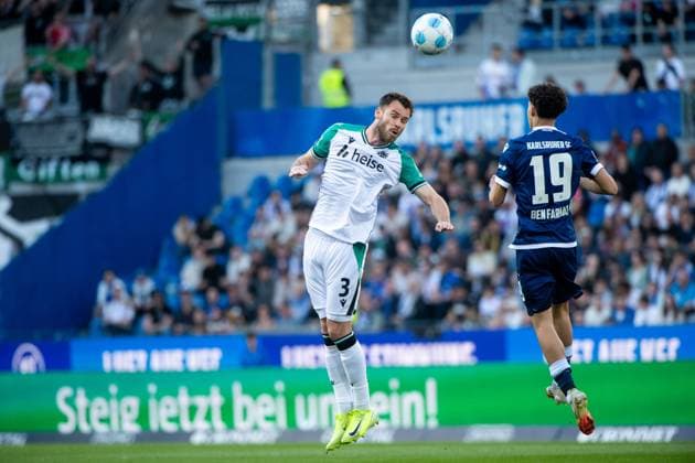 Boris Tomiak Hannover 96, 03 in duel with Louey Ben Farhat Karlsruher SC, 19 , GER, Karlsruher SC KSC vs Hannover 96 H96 , Soccer 2 Bundesliga, 28 Matchday, Season 2024 2025, 04 04 2025 DFB DFL regulations prohibit any use of photographs as image sequences and or quasi video GER, Karlsruher SC KSC vs Hannover 96 H96 , Soccer 2 Bundesliga, 28 Matchday, Season 2024 2025, 04 04 2025 Karlsruhe Copyright: xEibner-Pressefoto Memmlerx EP_MMR