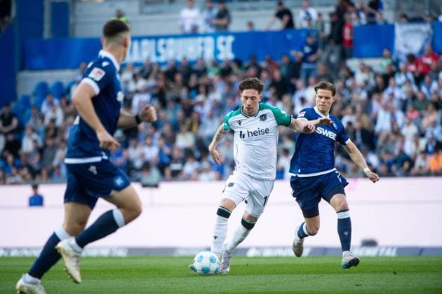 Jannik Rochelt Hannover 96, 10 in duel with Dzenis Burnic Karlsruher SC, 07 , GER, Karlsruher SC KSC vs Hannover 96 H96 , Soccer 2 Bundesliga, 28 Matchday, Season 2024 2025, 04 04 2025 DFB DFL regulations prohibit any use of photographs as image sequences and or quasi video GER, Karlsruher SC KSC vs Hannover 96 H96 , Soccer 2 Bundesliga, 28 Matchday, Season 2024 2025, 04 04 2025 Karlsruhe Copyright: xEibner-Pressefoto Memmlerx EP_MMR