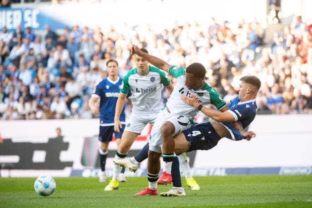 Jessic Ngankam Hannover 96, 07 in duel with Marcel Beifus Karlsruher SC, 04 , GER, Karlsruher SC KSC vs Hannover 96 H96 , Soccer 2 Bundesliga, 28 Matchday, Season 2024 2025, 04 04 2025 DFB DFL regulations prohibit any use of photographs as image sequences and or quasi video GER, Karlsruher SC KSC vs Hannover 96 H96 , Soccer 2 Bundesliga, 28 Matchday, Season 2024 2025, 04 04 2025 Karlsruhe Copyright: xEibner-Pressefoto Memmlerx EP_MMR