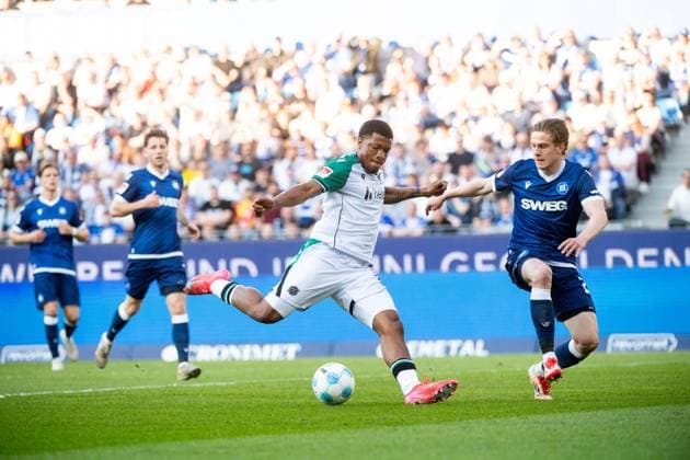 Jessic Ngankam Hannover 96, 07 in duel with David Herold Karlsruher SC, 20 , GER, Karlsruher SC KSC vs Hannover 96 H96 , Soccer 2 Bundesliga, Matchday 28, Season 2024 2025, 04 04 2025 DFB DFL regulations prohibit any use of photographs as image sequences and or quasi video GER, Karlsruher SC KSC vs Hannover 96 H96 , Soccer 2 Bundesliga, Matchday 28, Season 2024 2025, 04 04 2025 Karlsruhe Copyright: xEibner-Pressefoto Memmlerx EP_MMR