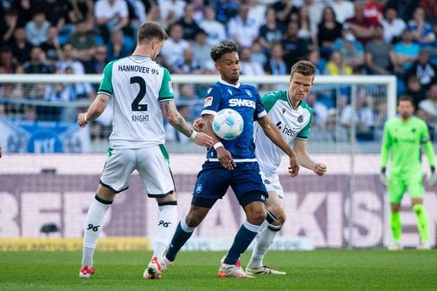 Bambase Conte Karlsruher SC, 31 in duel with Josh Knight Hannover 96, 02 , GER, Karlsruher SC KSC vs Hannover 96 H96 , Soccer 2 Bundesliga, Matchday 28, Season 2024 2025, 04 04 2025 DFB DFL regulations prohibit any use of photographs as image sequences and or quasi video GER, Karlsruher SC KSC vs Hannover 96 H96 , Soccer 2 Bundesliga, Matchday 28, Season 2024 2025, 04 04 2025 Karlsruhe Copyright: xEibner-Pressefoto Memmlerx EP_MMR